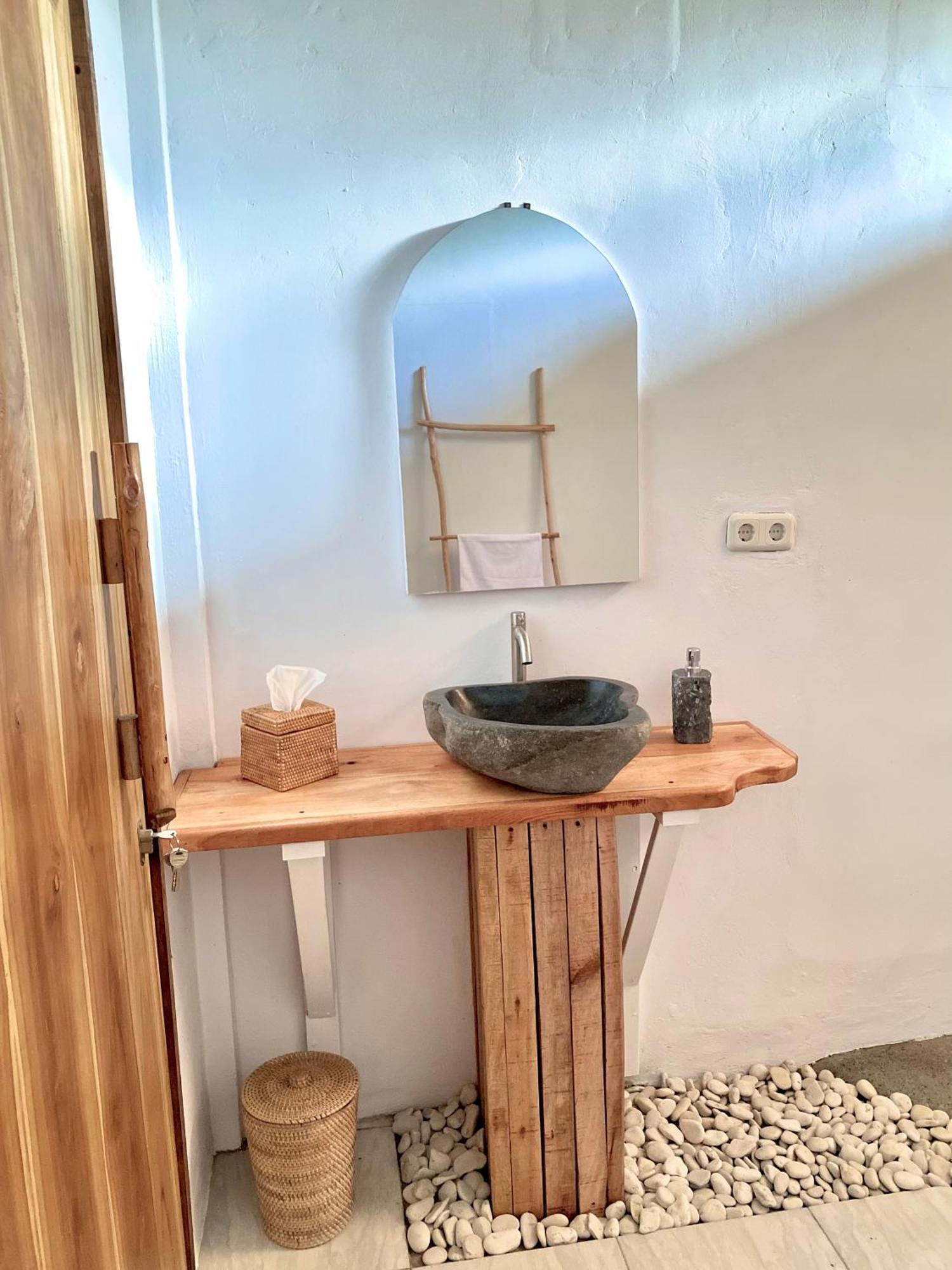 Ripbowl Guest House セロング・ベラナク エクステリア 写真